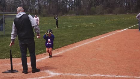 Corriendo-A-La-Primera-Base-En-La-Práctica-De-T-ball-En-South-Portland,-Maine.