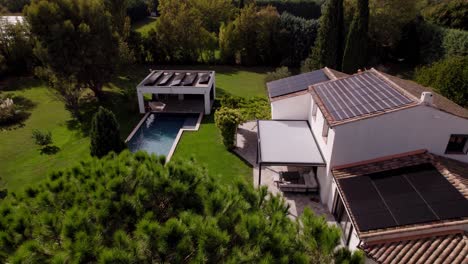 Langsame-Aufnahme-Einer-Wohlhabenden-Villa-In-Frankreich-Mit-Sonnenkollektoren-Und-Einem-Pool