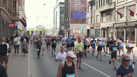 19.-Mai-2024,-Rimi-Riga-Marathon-Lettland:-Marathonläufer-Drängen-Sich-10-Km-Weit,-Vorderansicht