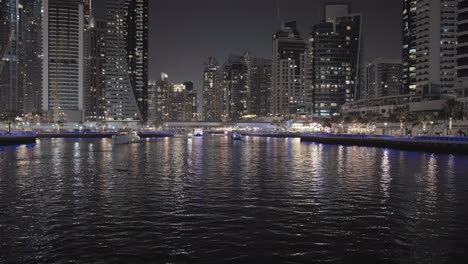 Crucero-Nocturno-Panorámico-Bajo-Los-Puentes-Del-Puerto-Deportivo-De-Dubai