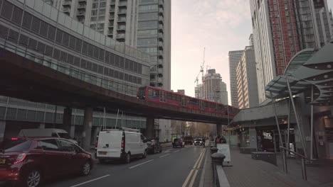 Toma-En-Perspectiva-De-Un-Vehículo-Del-Metro-De-Londres-Circulando-Por-Canary-Wharf.