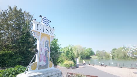 Maßgeschneiderte-Bunte-Historische-Stadtschild-Name-In-Der-Nähe-Von-Diss-öffentlichen-Park-Lakeside-Norfolk