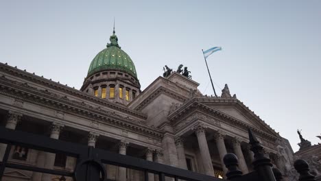 Vista-Hacia-Arriba-Del-Iluminado-Edificio-Del-Congreso-Nacional-De-Argentina-En-Buenos-Aires.