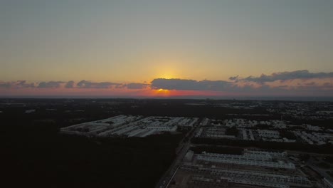 Vista-De-Drones-De-La-Hermosa-Puesta-De-Sol-Con-La-Luz-Del-Sol-Esparciéndose-Por-La-Noche