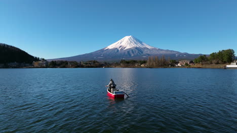 Hombre-En-Un-Barco-De-Pesca-En-El-Lago-Kawaguchi-Con-El-Monte-Fuji-En-Japón-Como-Telón-De-Fondo