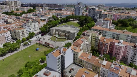 Drone-shot-of-Fonte-de-Luminosa-in-Alameda,-Lisbon