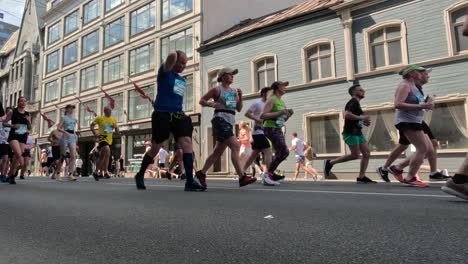 19.-Mai-2024,-Rimi-Riga-Marathon-Lettland:-Marathonläufer-Drängen-Sich-10-Km-Weit,-Vorderansicht