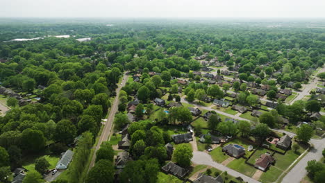 Panoramablick-über-Häuser-In-Der-Stadt-Collierville,-Shelby-County,-Tennessee,-USA-–-Drohnenaufnahme