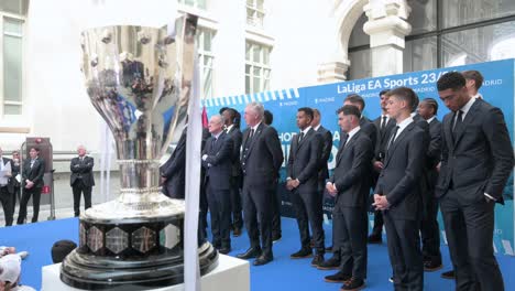 Los-Jugadores-Del-Real-Madrid-Son-Vistos-Durante-La-Recepción-Del-Real-Madrid-En-El-Palacio-De-Cibeles,-Como-Parte-De-La-Celebración-Del-Trofeo-Del-36º-Título-De-La-Liga-Española-De-Fútbol-En-Madrid,-España.