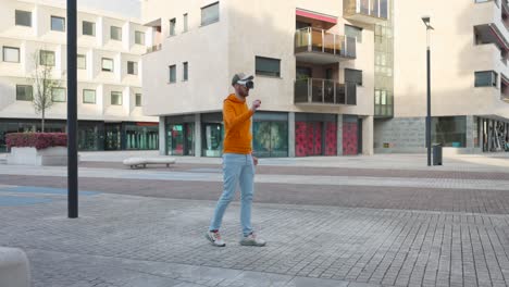 Hombre-Caminando-Por-Una-Calle-Urbana-Vacía-Usando-Auriculares-De-Computadora-Espacial-De-Realidad-Mixta,-Simbolizando-Tecnología-De-Punta-En-Juegos-Y-Experiencias-Digitales-Inmersivas