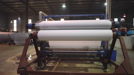 Máquinas-Textiles-Que-Fabrican-Tejidos-En-La-Industria-Textil-De-Pakistán.