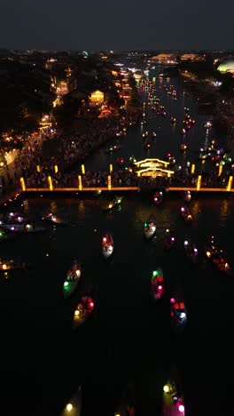 Festival-De-Los-Faroles-De-Hoi-An,-Vietnam---Vista-Nocturna-De-Barcos-Con-Faroles,-Vertical