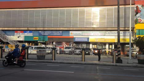 Manila,-Philippinen,-Fahrt-Auf-Der-Schnellstraße-Im-Sonnenlicht-Der-Goldenen-Stunde,-Beifahrer-Sicht-Auf-Motorrad,-Autos-Und-Gebäude