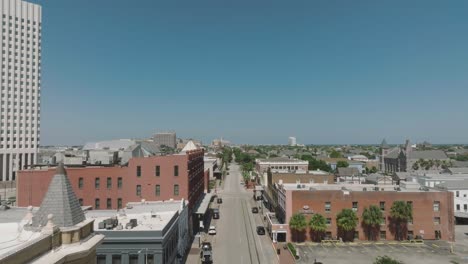 Una-Vista-Aérea,-Mirando-Hacia-El-Sur-Y-Alejándose-De-La-Calle-De-La-Oficina-De-Correos-En-El-Distrito-Histórico-De-Galveston,-Texas.