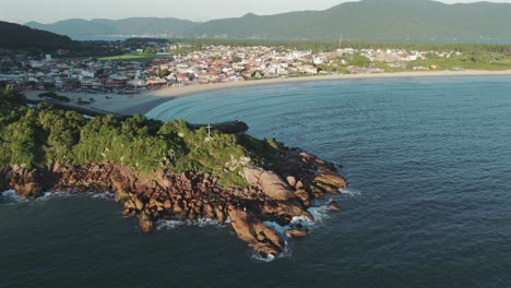 Vista-Aérea-Del-Paisaje-De-La-Ciudad-Y-La-Playa-De-Barra-Da-Lagoa,-Santa-Catarina,-Florianópolis,-Brasil