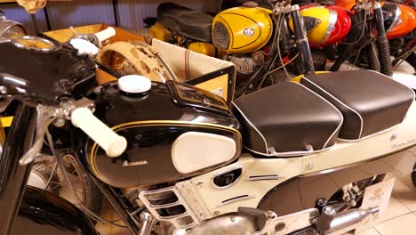 Klassisches-Pannonia-Motorrad,-Ausgestellt-Im-Automobilmuseum-In-Soltvadkert,-Ungarn