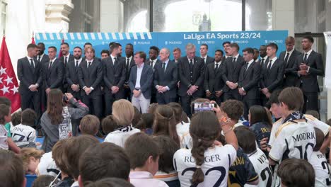 Los-Jugadores-Del-Real-Madrid-Son-Vistos-Durante-La-Recepción-Del-Real-Madrid-En-El-Palacio-De-Cibeles,-Como-Parte-De-La-Celebración-Del-Trofeo-Del-36º-Título-De-La-Liga-Española-De-Fútbol-En-Madrid,-España.