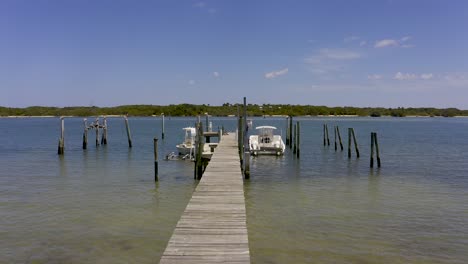 Aerial-view-of-boat-dock-pan-out