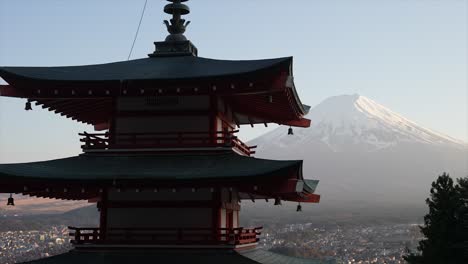 Vista-Del-Monte-Fuji-Con-La-Pagoda-Chureito-En-El-Parque-Schengen-Arakurayama-En-Japón