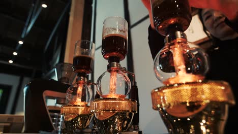 Barista-Brüht-Frisch-Gemahlenen-Kaffee-In-Einer-Modernen-Kaffeemaschine-Aus-Glas