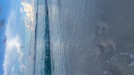 Die-Wellen-Des-Meeres-Löschen-Die-Fußabdrücke-Im-Sand-Aus