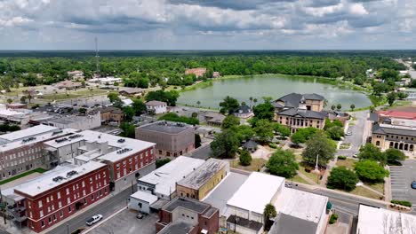 Luftangriff-Auf-Lake-City,-Florida-Und-Hinter-Dem-Gerichtsgebäude