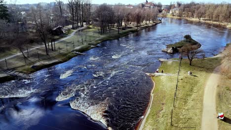 Rápidos-Del-Río-Gauja-Que-Fluyen-A-Través-Del-Parque-En-Valmiera,-Letonia