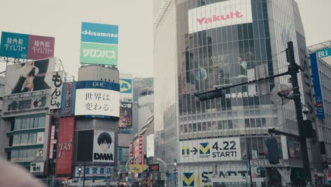 Menschenmenge,-Die-An-Der-Shibuya-Kreuzung-In-Japan-Spazieren-Geht---Nach-Oben-Geneigt