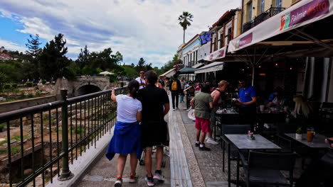 Touristischer-Wanderblick-In-Der-Nähe-Der-U-Bahnstation-Monastiraki-In-Athen,-Griechenland