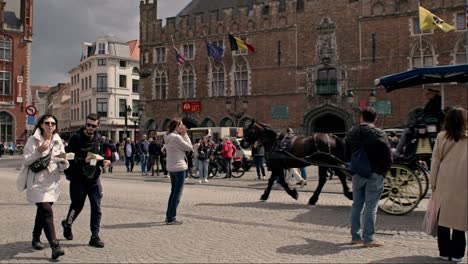 People-At-Famous-Market-Square-On-Sunny-Day-In-Bruges,-Belgium