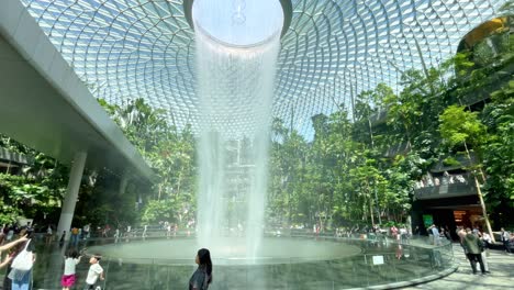 Blick-Vom-Erdgeschoss-Auf-Den-Regenwirbel-Wasserfall-Im-Flughafen-Von-Singapur