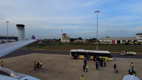 Blick-Auf-Den-Internationalen-Flughafen-Banjul-Und-Den-Terminalflugplatz-Mit-Aussteigenden-Passagieren-Aus-Dem-Europäischen-Passagierflugzeug-SN-Brussels