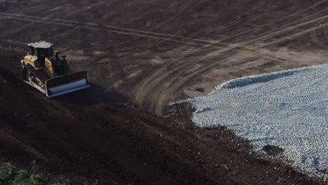 Bulldozer-Bewegen-Erde-Schaffen-Fundament-Straße-Verfolgen-Luftbild-Sonnenaufgang-Am-Frühen-Morgen-Baustelle