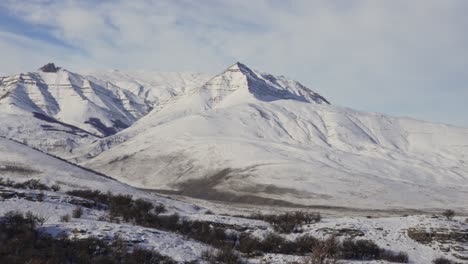 Backward-panoramic-perspective-of-snow-covered-Cerro-Piramide-near-the-village-of-El-Chalten-in-Patagonia,-Argentina