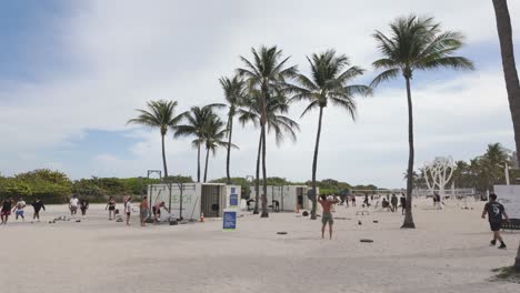Menschen-Trainieren-An-Einem-Sonnigen-Tag-Am-Strand-Von-Miami-Unter-Palmen