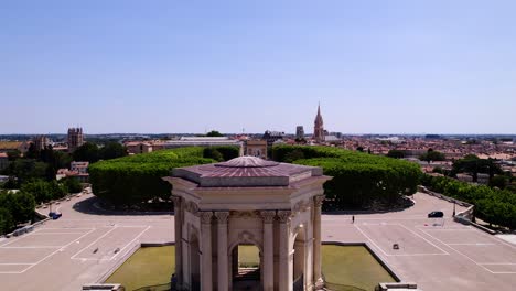 Toma-Aérea-Reveladora-De-Escolares-Compitiendo-En-Deportes-En-La-Plaza-Real-De-Peyrou.