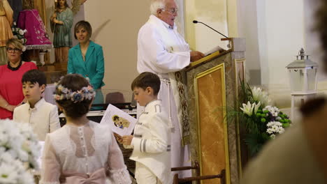 Niños-Y-Sacerdote-Durante-Una-Ceremonia-De-Comunión-Española-En-Zaragoza,-España