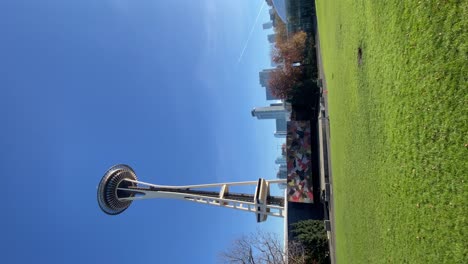 Vista-De-La-Aguja-Espacial-Desde-El-Parque-Del-Centro-De-Seattle