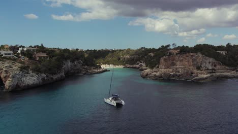 Yacht-Im-Mittelmeer-Auf-Mallorca,-Luftüberflug