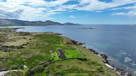 Drone-Dando-Vueltas-Alrededor-De-La-Antigua-Estación-De-Guardacostas-En-Adrigole-En-West-Cork,-Irlanda,-Majestuosas-Vistas-Del-Campo-Rural