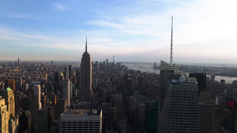 Antena:-Horizonte-De-Manhattan-Y-El-Empire-State-Building-Iluminado-Por-El-Sol-Desde-Times-Square,-Nueva-York