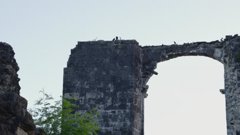 Hito-Histórico-De-Las-Ruinas-De-Cuartel-En-Oslob,-Filipinas.