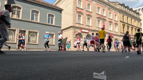 19.-Mai-2024,-Rimi-Riga-Marathon-Lettland:-Marathonläufer-Drängen-Sich-10-Km-Weit,-Vorderansicht