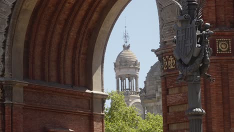 Toma-Estática-Escénica-A-Través-Del-Arco-De-Triunfo-De-Barcelona.