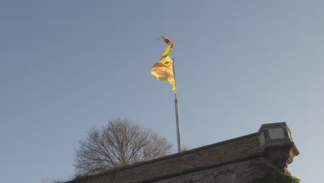 La-Bandera-Catalana-En-Un-Poste-En-La-Cima-Del-Mirador-De-Montjuic-En-Barcelona,-España.