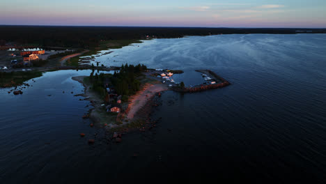 Vista-Aérea-Lejos-De-La-Isla-Keskskari,-Atardecer-De-Verano-En-Kalajoki,-Finlandia