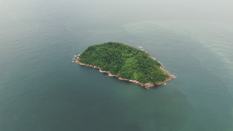 Aerial-view-of-small-islet-in-Atlantic-Ocean,-Ilha-da-Galheta,-Ilha-do-Mel,-state-of-Paran?