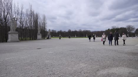 Warm-Gekleidete-Besucher-Schlendern-Durch-Den-Schlosspark-Schönbrunn