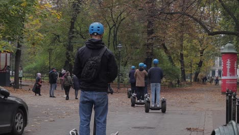 Eine-Gruppe-Von-Touristen-Erkundet-Die-Historische-Stadt-Krakau-Auf-Segways