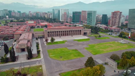 Toma-De-órbita-Aérea-Del-Complejo-Del-Museo-De-La-Escuela-Militar-Con-Cordillera-Al-Fondo,-Santiago-De-Chile